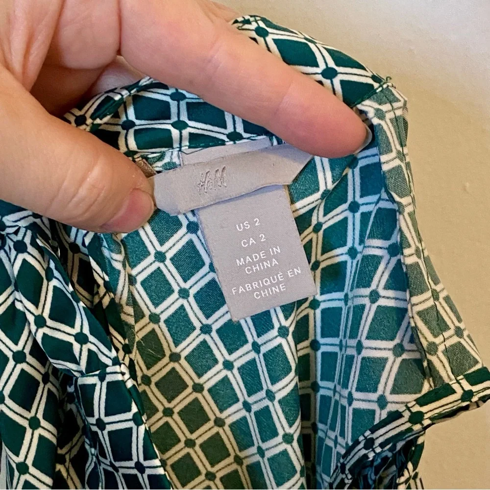 Green Geometric Sleeveless Top with super cute tie neck - Picture 4 of 4